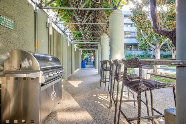 BBQ Area - 880 W 1st St