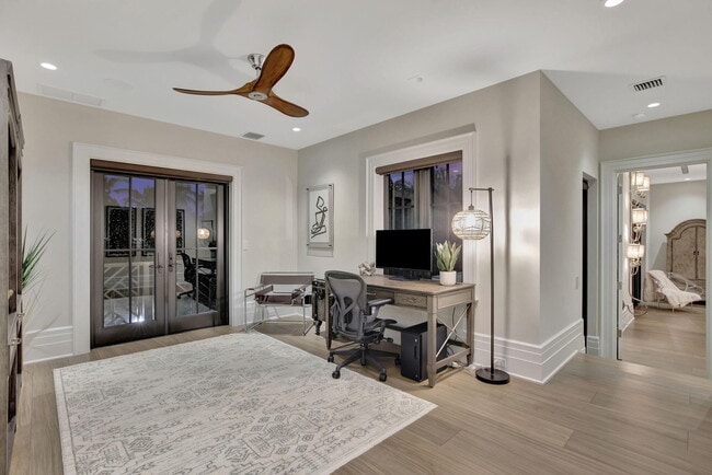 Building Photo - 400 Mola Ave