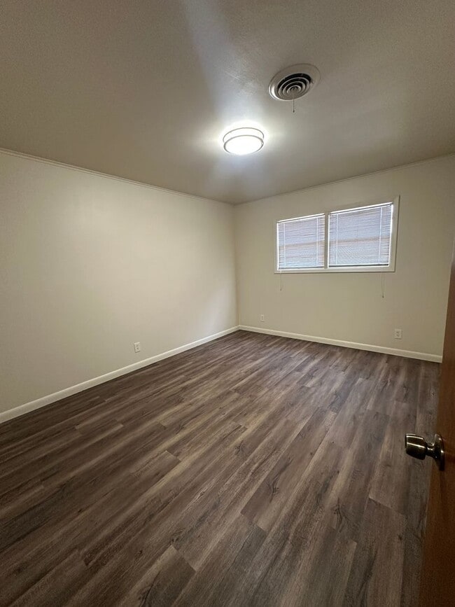 Building Photo - Beautiful Home on Mesa Circle!