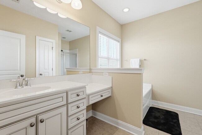 Building Photo - 313 Lakeview Dr