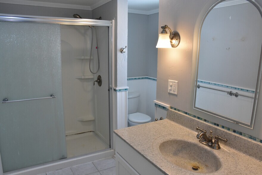 Building Photo - 351 Ravine St