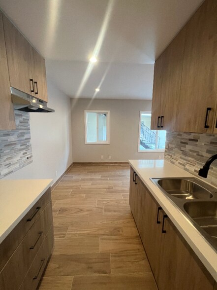 Building Photo - 13425 Vanowen St