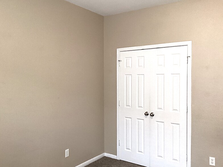 Building Photo - 18505 Sandy Bottom Dr