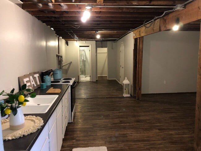 Building Photo - 1 bedroom with 1 bath with a single garage, downstairs unit for rent !