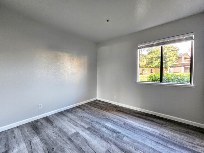 Building Photo - 3 Bedroom M Section Condo FOR RENT !