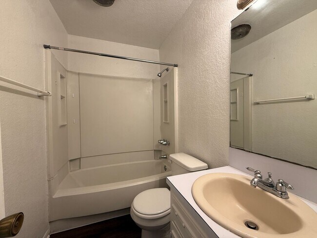 Building Photo - 4800 Cedarhill Cir