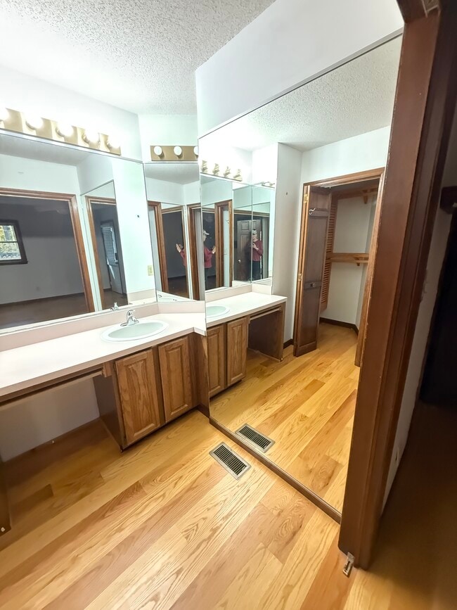 Building Photo - 4711 Highview Ct