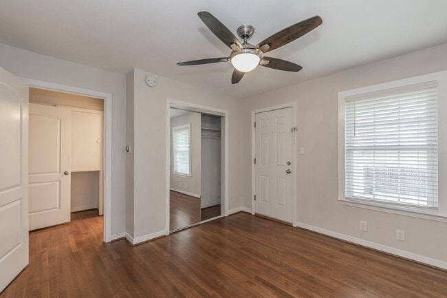 Building Photo - Recently updated 2-bedroom duplex in the desirable Ridglea area.