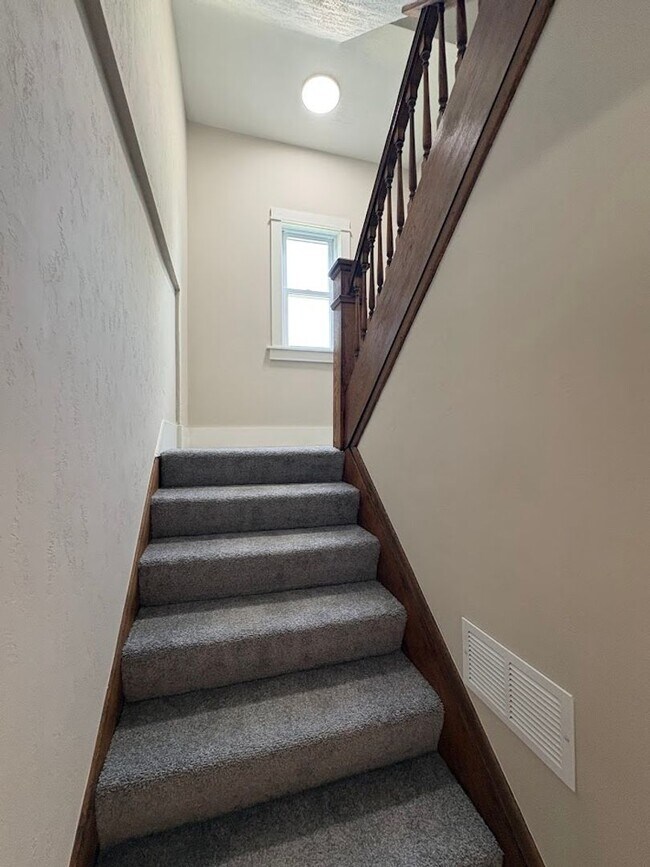 Building Photo - Three bedroom 1 1/2 bathroom single family home for rent