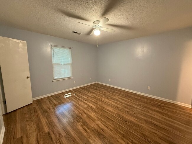Building Photo - Freshly Painted 2Br 2Ba Duplex
