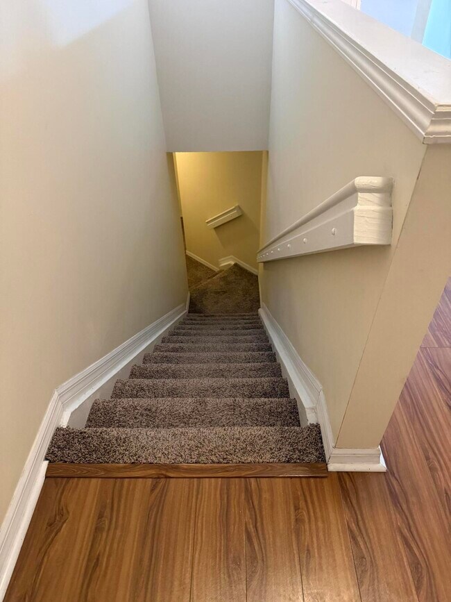 Building Photo - 1100 Crestwood Ct S