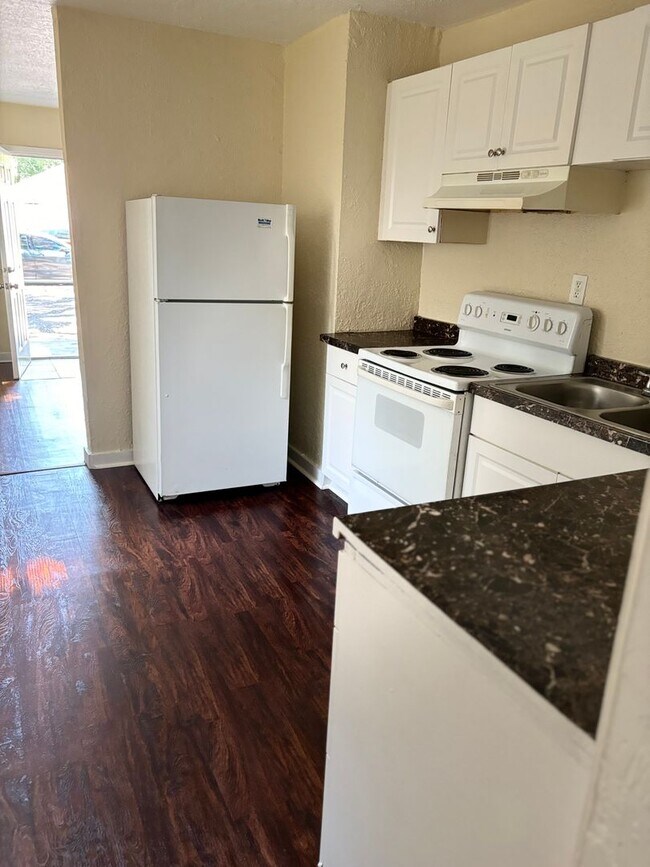 Building Photo - Move in special  1/2 off 1st months rent -...