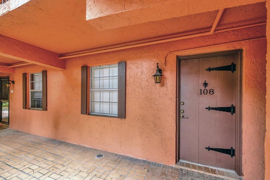 Building Photo - 640 Tennis Club Dr