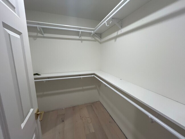 Building Photo - Welcome to this updated townhome in Northe...