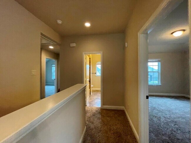 Building Photo - 433 Mistflower Springs Dr