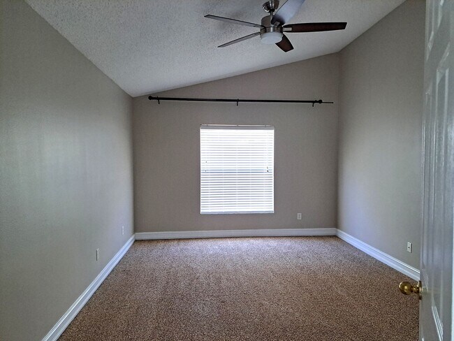 Building Photo - Pool Home in Oak Valley