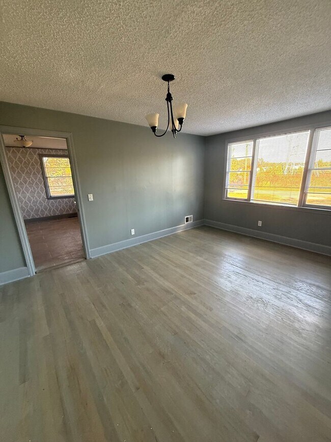 Building Photo - Cute Updated West Columbia HOME