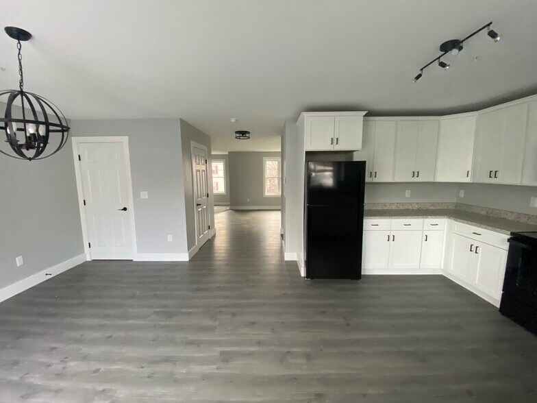 Building Photo - 32 Main St