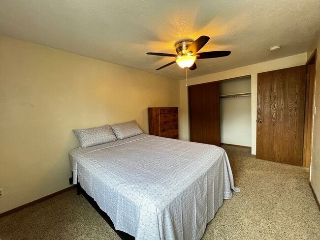 Building Photo - $1,025 | 2 Bedroom, 1 Bathroom Apartment |...