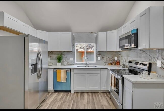 Building Photo - 421 E Beech St