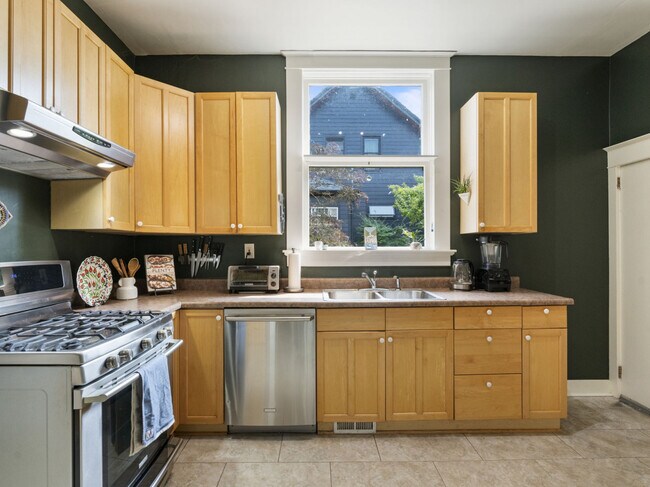 Building Photo - 8018 N Oswego Ave