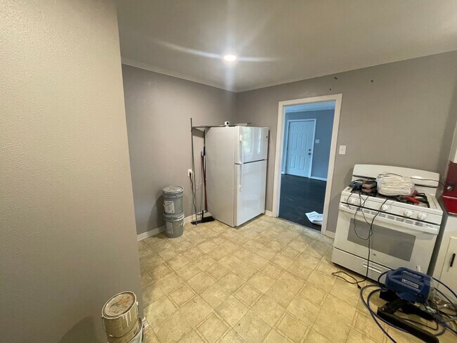 Building Photo - 404 Holly St