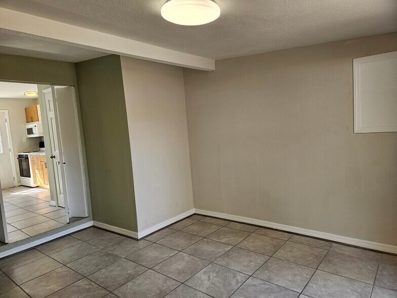 Building Photo - 3710 E Flora St