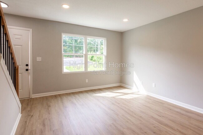 Building Photo - 400 Gallery Ln