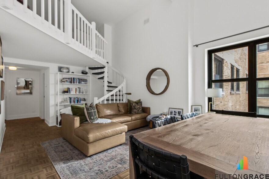 Building Photo - 310 W Dickens Ave