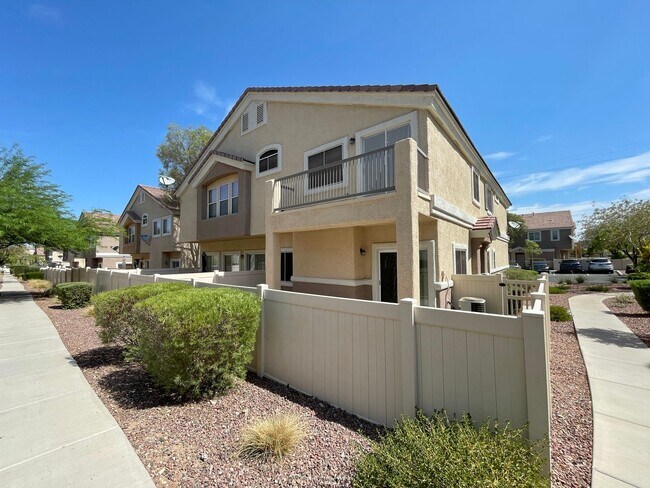 Building Photo - Great Spacious 3 bedroom Townhome Availabl...