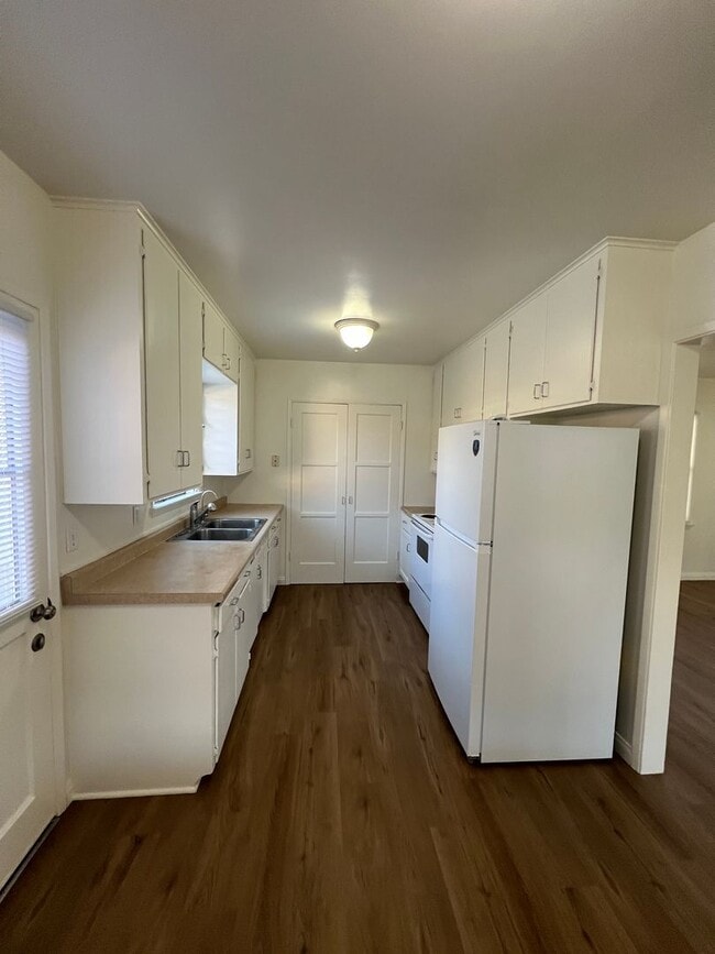 Building Photo - Mid Town Adorable Home!