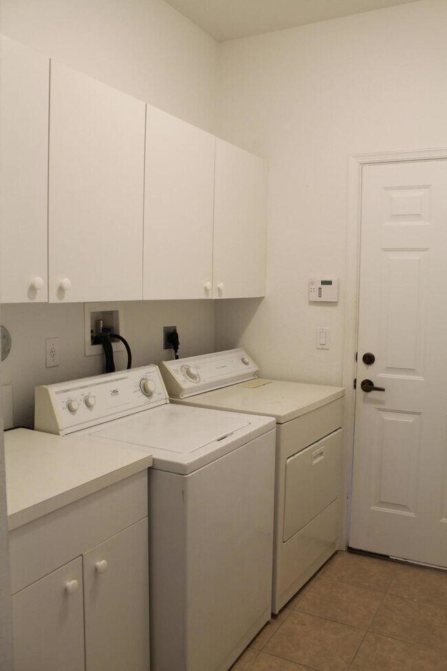Building Photo - 1804 SW Jamesport Dr