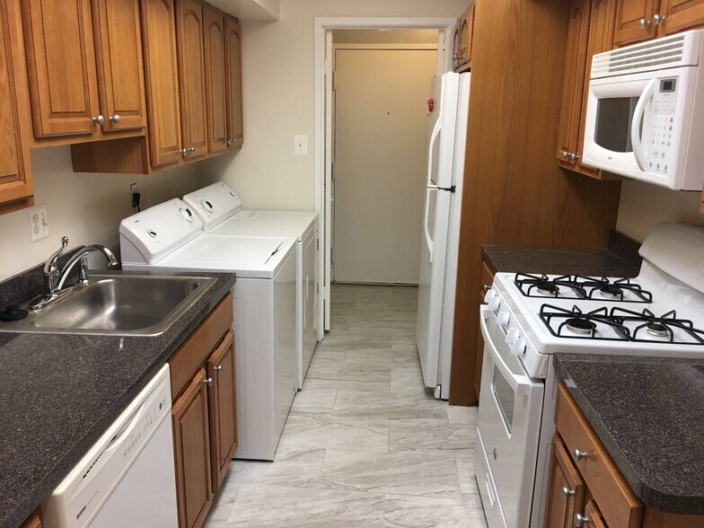 Building Photo - 10241 Prince Pl