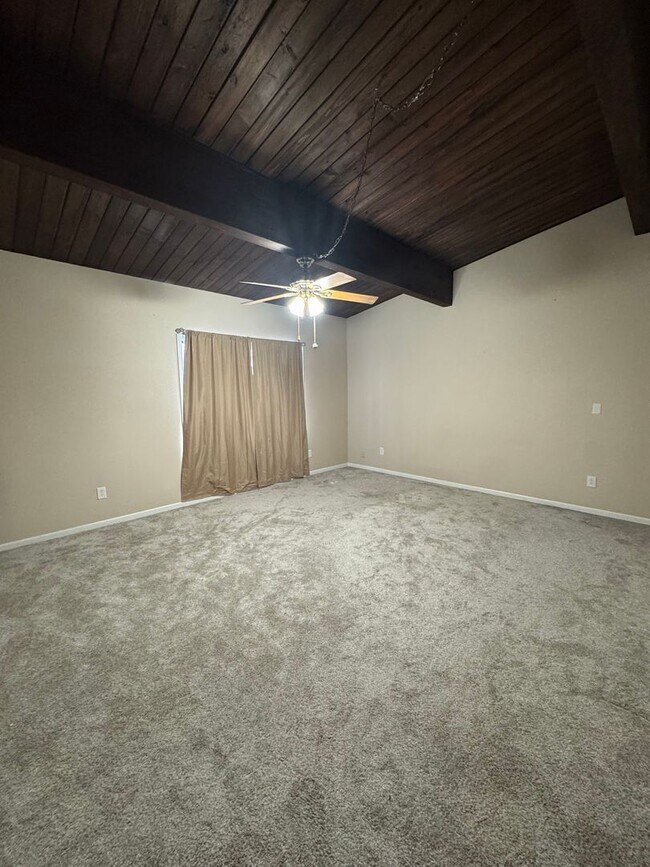 Building Photo - Stunning 2 bedroom townhouse