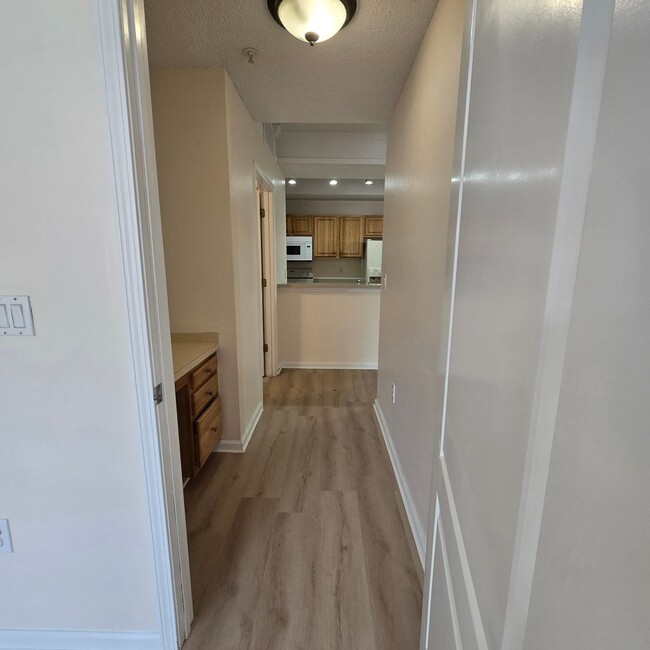 Building Photo - 1 Bedroom Condo for RENT