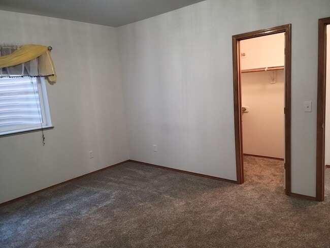 Building Photo - 5 Bed 3 Bath Ranch w/ AC - Available Now! ...