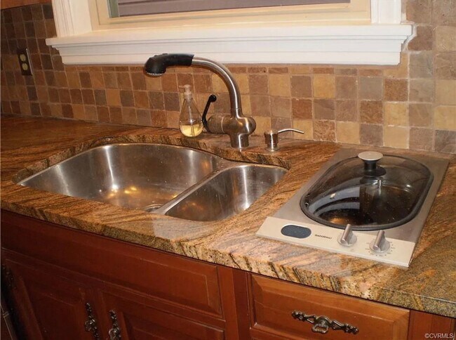 Building Photo - Beautifully Renovated 4bdrm/2.5bth Tri-Level Home Located on a Large Lot in Henrico County!!