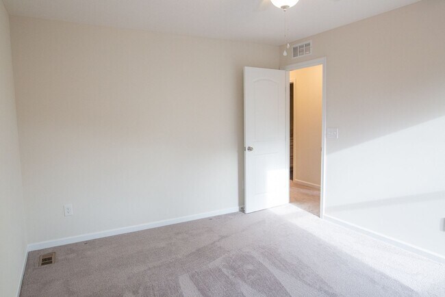 Building Photo - 2845 Beechwood Dr