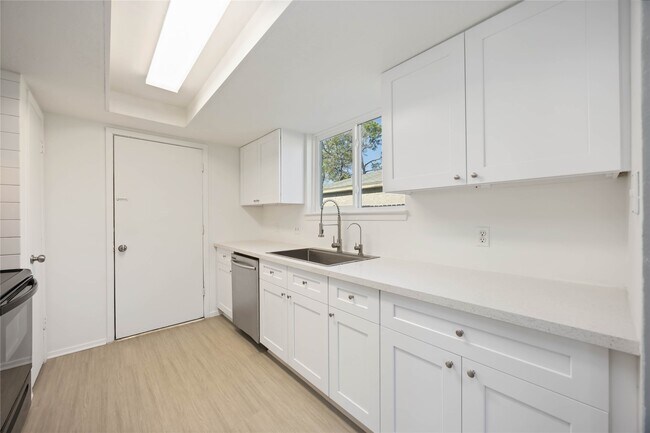 Building Photo - 2302 Green Knoll Dr