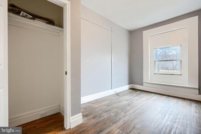 Building Photo - 2533 W Lombard St