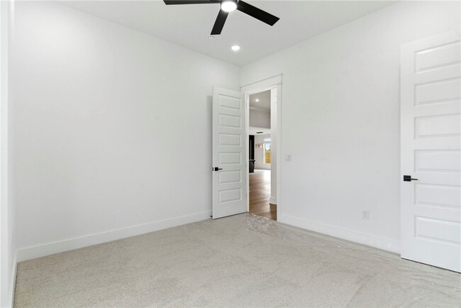 Building Photo - 421 Hedge Dr