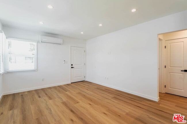 Building Photo - 815 W Glenoaks Blvd