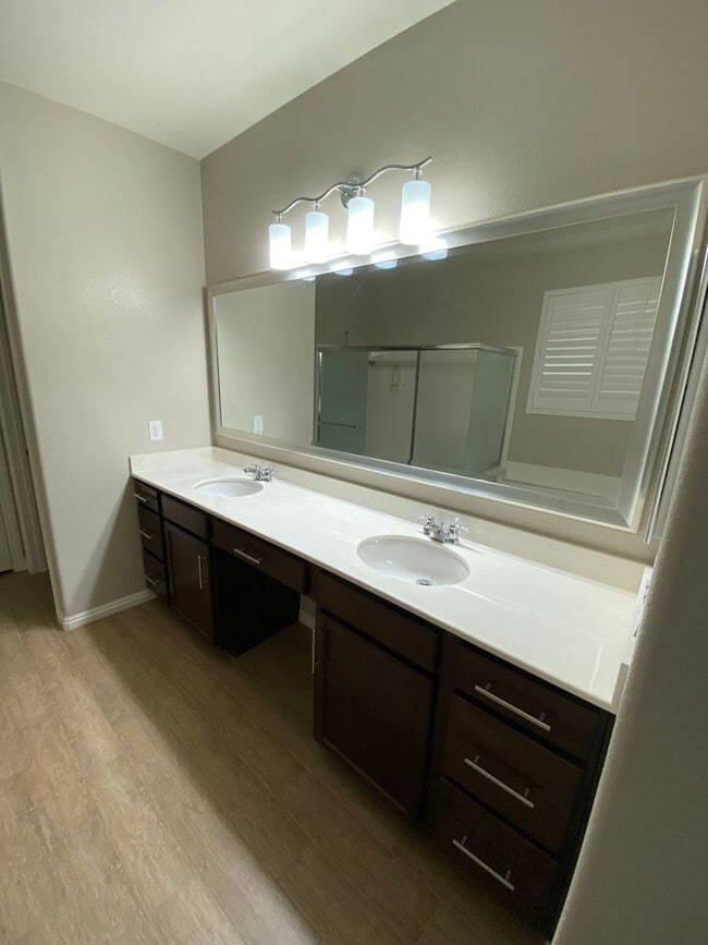 Building Photo - Wonderful 3 bed/3 bath home located in N. Las Vegas