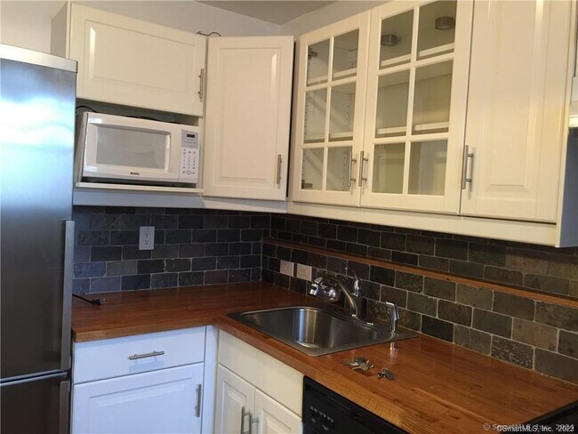 Building Photo - 444 Bedford St