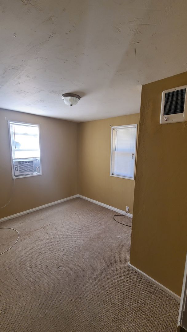 Building Photo - Adorable 2/1 move in ready!