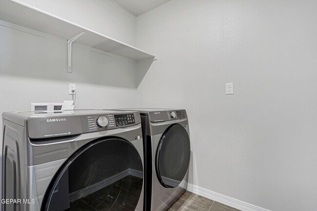 Building Photo - 13130 Oakhampton Ave