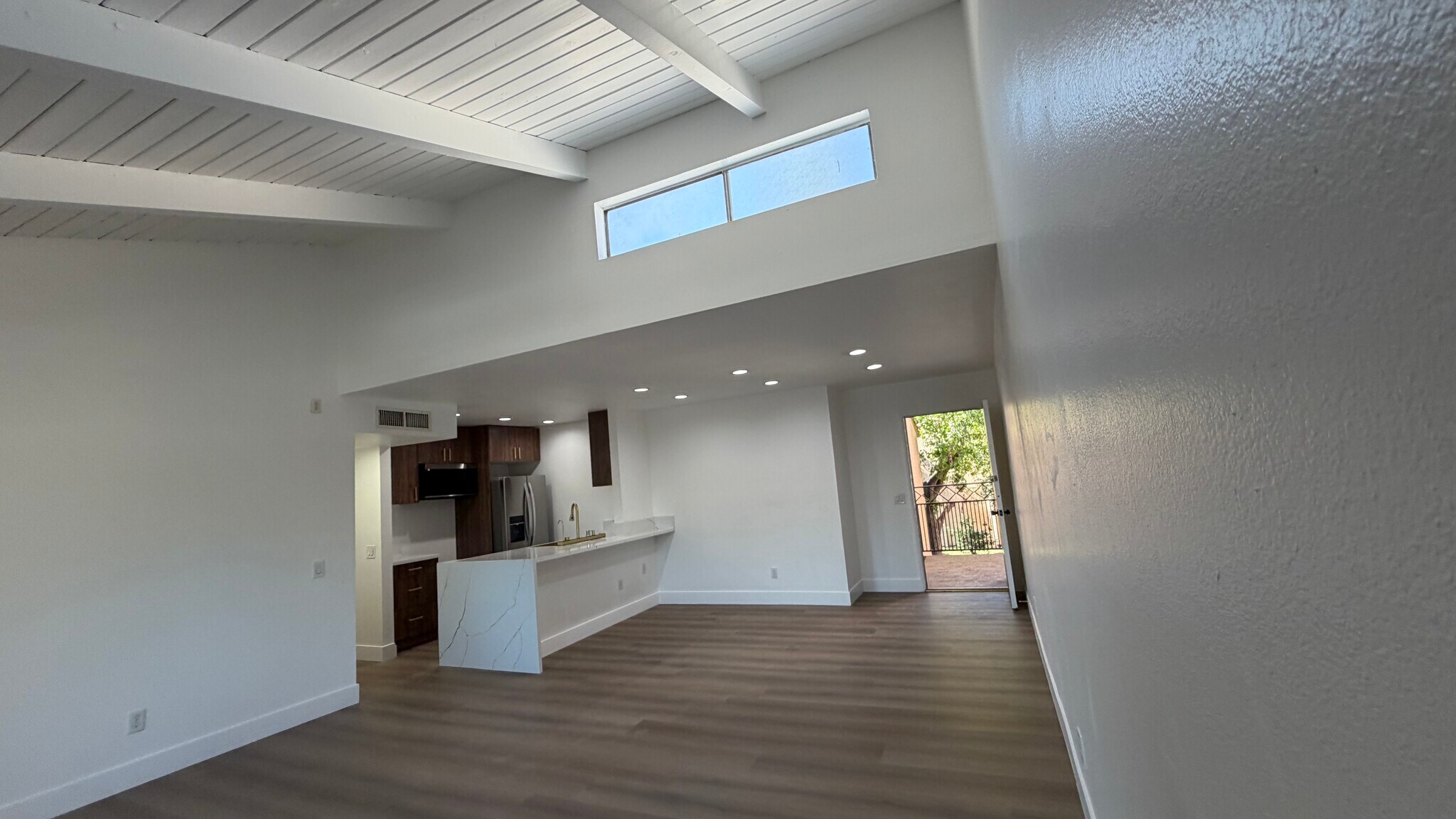 Building Photo - 10331 Lindley Ave