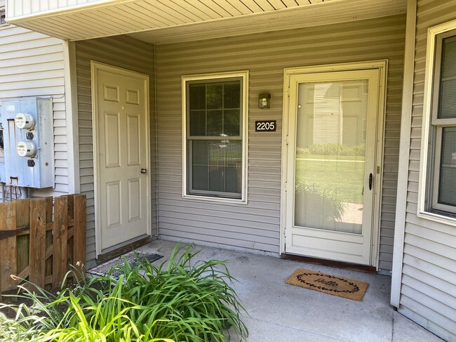 Building Photo - 2205 Brookhaven Dr