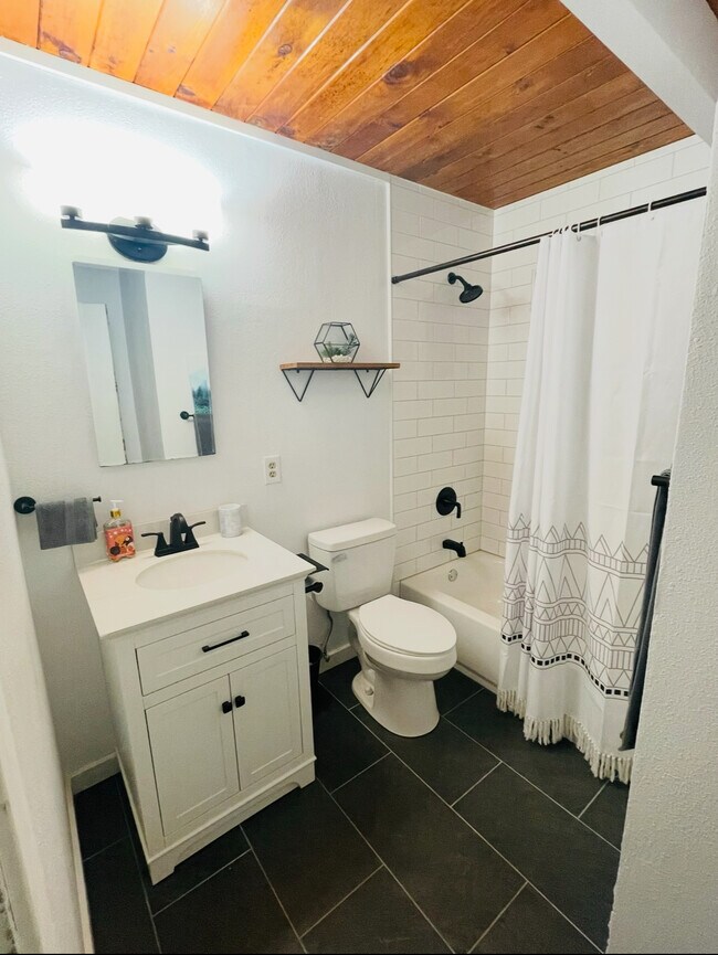 Building Photo - 20586 Kings Ct