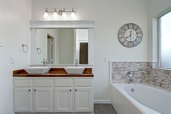 Building Photo - 26439 Richwood Oaks Dr